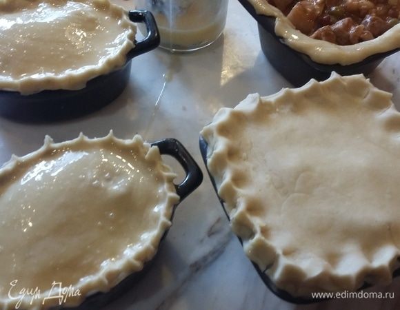 Накладываем на формы тесто, делаем крышечки. Обрезаем ножом излишки, края формируем защипами. Смазываем крышечки льезоном (взбитое яйцо).