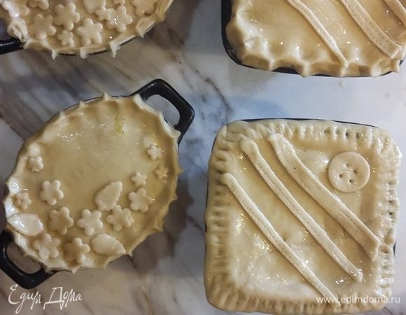 Украшаем верх пирогов по своему усмотрению.