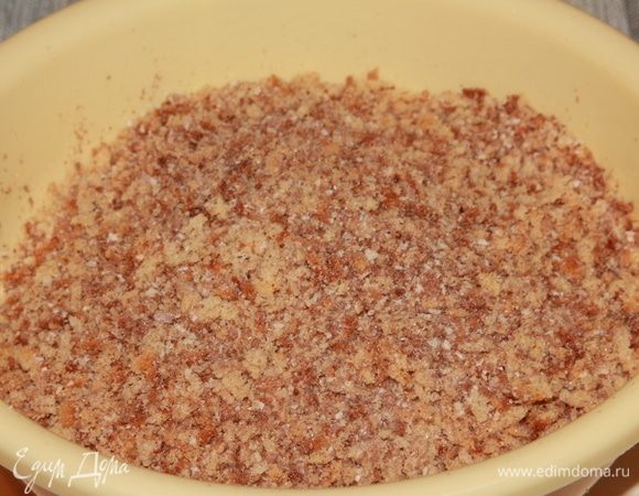 Испеките бисквит, остудите полностью и натрите его на крупной терке, чтобы получить вот такую крошку. Нам понадобится 300 граммов.