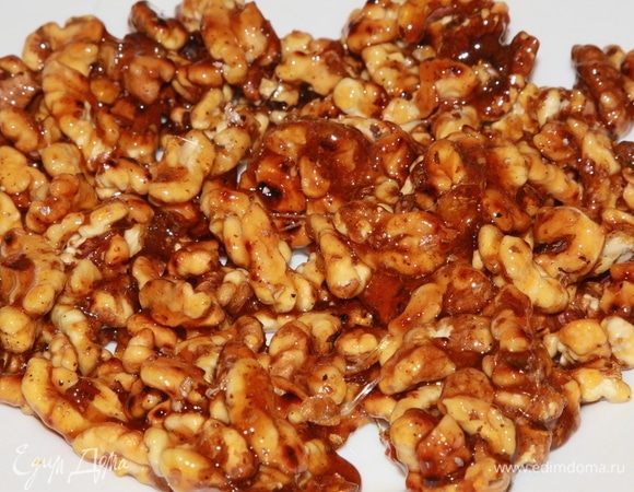 В сковороде растопите сахар до светло-коричневого цвета. Добавьте орехи и, постоянно помешивая, дайте сахару полностью покрыть орехи. Выложите орехово-карамельную смесь на смазанную маслом тарелку и дайте полностью остыть. Затем поломайте карамельные орехи на кусочки и взбейте блендером до мелкой крошки.