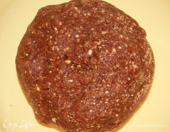 Соедините бисквитную крошку, какао-порошок, коньяк и грильяж. Перемешайте. Соедините смесь с заварным кремом и вымешайте до образования пластичной массы.