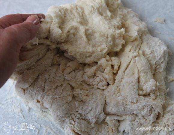 Соедините все ингредиенты для теста, кроме муки и дрожжей. Муку просейте и перемешайте с дрожжами. Постепенно вмешайте муку в кефирную смесь и на столе вымесите тесто. Муку регулируйте по необходимости, возможно, необходимо будет добавить или уменьшить. В итоге у вас должно получиться мягкое, слегка липнущее к рукам тесто.