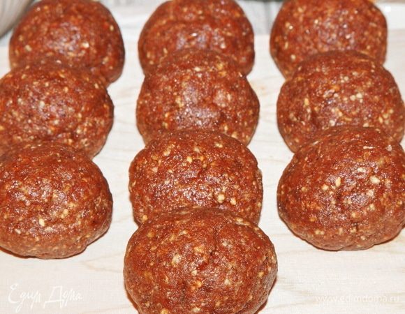 Из полученного теста скатайте 10 одинаковых шариков. Заморозьте часа 4.