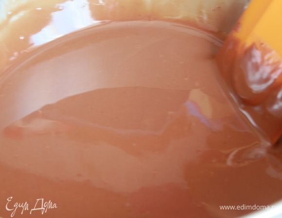 Шоколад растопите на водяной бане. Масло подогрейте приблизительно до 40°C. Все смешайте до однородности. Использовать сразу.