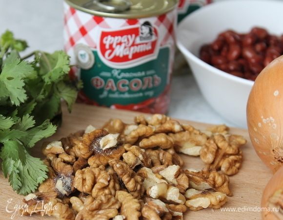 Пока тесто будет подходить, приготовьте начинку.