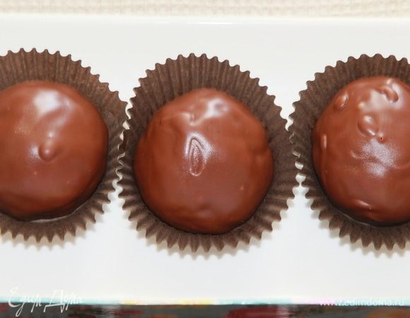 Наши пирожные готовы. Их можно хранить как в холодильнике, так и в замороженном виде. Из морозильной камеры достаньте их за 30 минут до подачи.