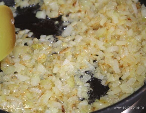 Лук нарежьте мелким кубиком и обжарьте до золотистого цвета на сливочном масле (30 г), добавив 2 ст. л. растительного.