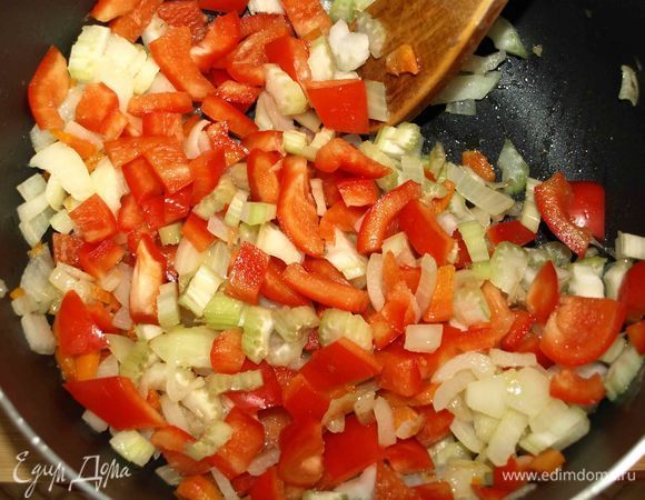 Красный сладкий перец очищаем от семян и перегородок. Некрупно нарезаем. Стебли сельдерея шинкуем. Добавляем перец и сельдерей к остальным овощам. Тушим 5 минут.