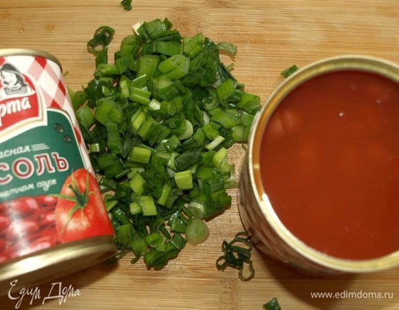 Зеленый лук шинкуем. Открываем фасоль в томате ТМ «Фрау Марта».