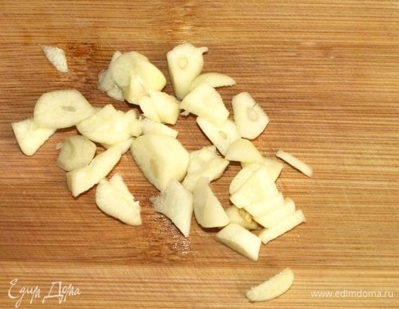 Чеснок очищаем и шинкуем.