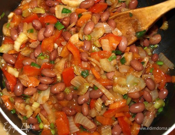 Перемешиваем и тушим 2–3 минуты. Снимаем с огня.