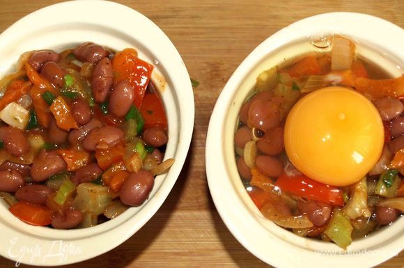 Раскладываем приготовленные овощи в небольшие формы для запекания. Сверху добавляем куриное яйцо, солим и перчим по вкусу (не обязательно).