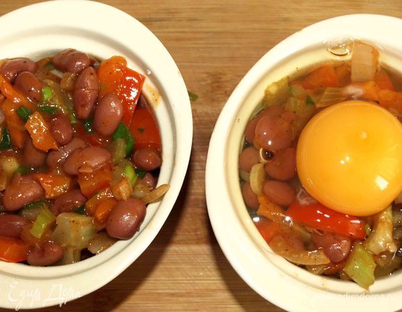 Раскладываем приготовленные овощи в небольшие формы для запекания. Сверху добавляем куриное яйцо, солим и перчим по вкусу (не обязательно).