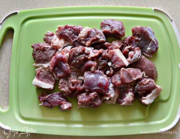 Баранину ополоснуть, промокнуть бумажными полотенцами и нарезать на небольшие кусочки. Обжарить на растительном масле на раскаленной сковороде в течение 3–5 минут. Приправить солью, перцем, сушеным тимьяном и розмарином.