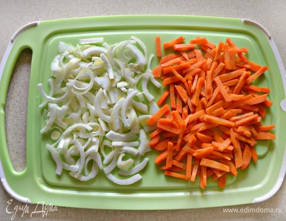 2 небольшие (или 1 крупную) луковицу очистить, нарезать полукольцами, а крупные — пополам. Морковь помыть, почистить и нарезать небольшими брусочками.