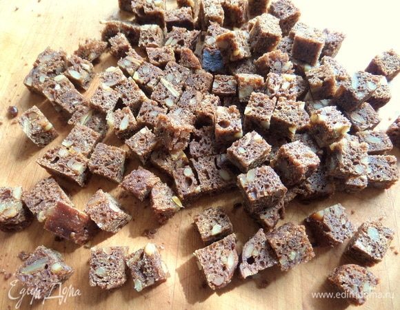 Лучше брать чуть суховатый, тогда он не раскиснет быстро в салате. Режем на кубики.