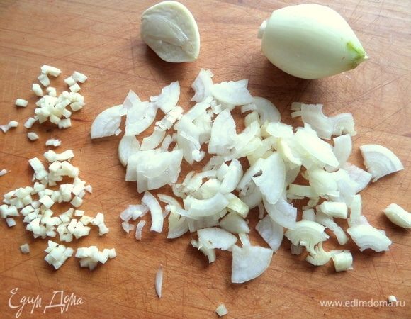 Лук, чеснок измельчить.