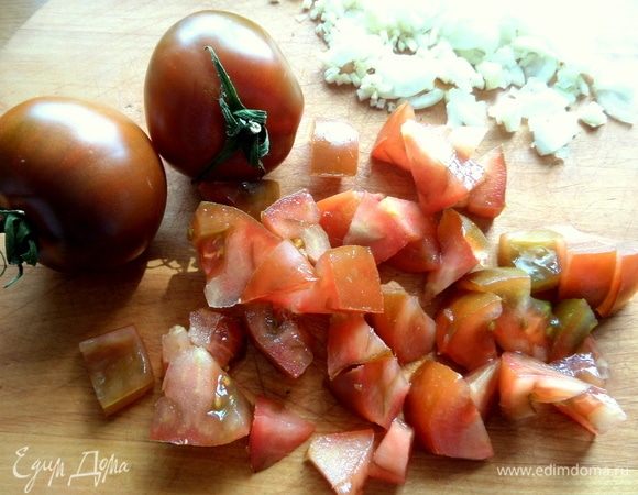 Томаты нарезать. Сейчас к нам завезли такой вкусный сорт томатов — кумато. По вкусу, как летние помидорки с грядки, и кожица нежная, для меня это важно.