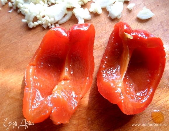 Взяла маринованный перчик. Он очень ароматный, и именно для этого добавляю его в салаты.