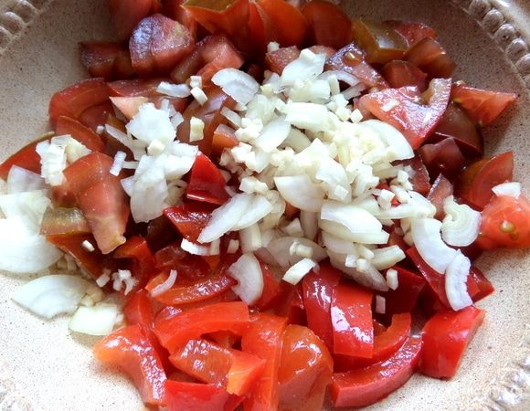 Нарезать перец и все соединить.