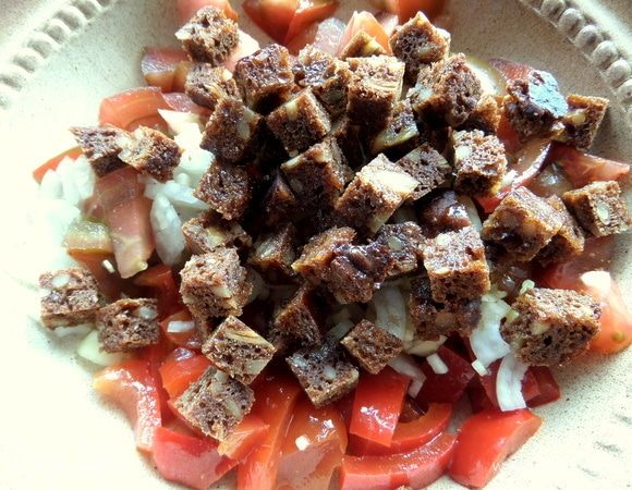 Далее хлебные кубики.