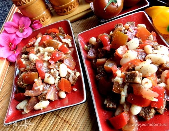 Особо сильно перемешивать салат не стоит. Главное, чтобы хлеб оказался пропитанный заправкой и овощными соками. Сверху посыпала приправой «томаты и оливки».