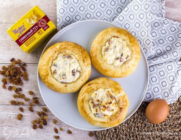 Выпекайте ватрушки в духовке при 180°C в течение 20–25 минут.