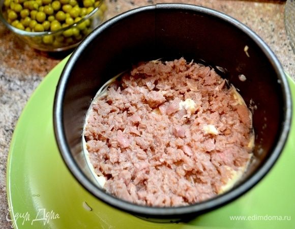 Четвертым слоем идет тунец ТМ «Магуро». Очень нежная рыба.