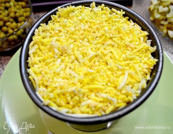 Восьмой слой — желток. Убираем салат в холодильник охладиться минут на 30.