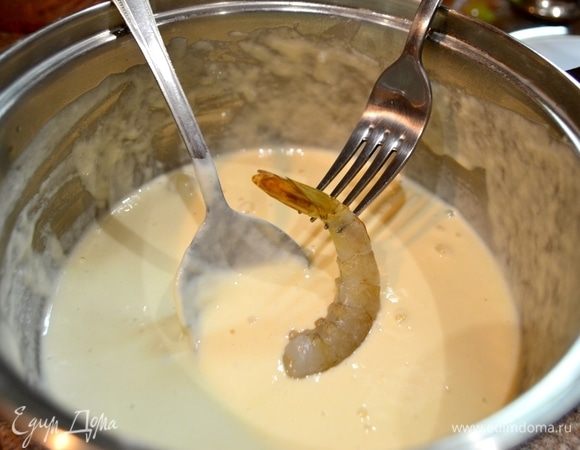 Кляр. В миске смешать муку, крахмал и развести их холодной водой до состояния густой сметаны. Убрать в холодильник на 30 минут. Затем достать из холодильника и добавить соль, разрыхлитель теста, и сразу же начать готовить креветки. Креветки обвалять в муке, затем опустить в кляр, держа их за хвостик. На плите должна стоять кастрюля с разогретым растительным маслом (лучше подсолнечным без запаха). Опускать по одной в горячее масло, держа креветку за хвостик, через 5 секунд опускать креветку полностью. Жарить до золотистой корочки. Вынимать и укладывать на салфетку, чтобы стекло лишнее масло.