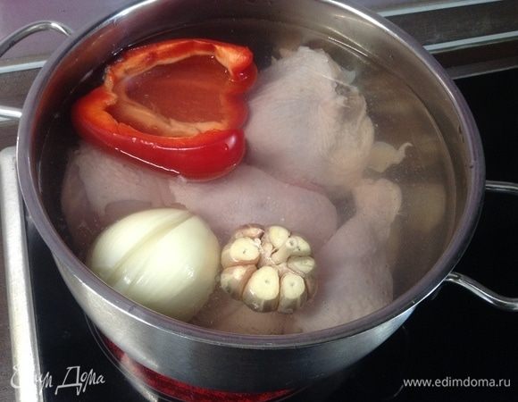 Минимизируем слова:) В кастрюльку — нарезанные куски курицы, целиком луковицу, чеснока головку, перец болгарский целиком. Залили водой, на огонь сильный. Под крышкой.
