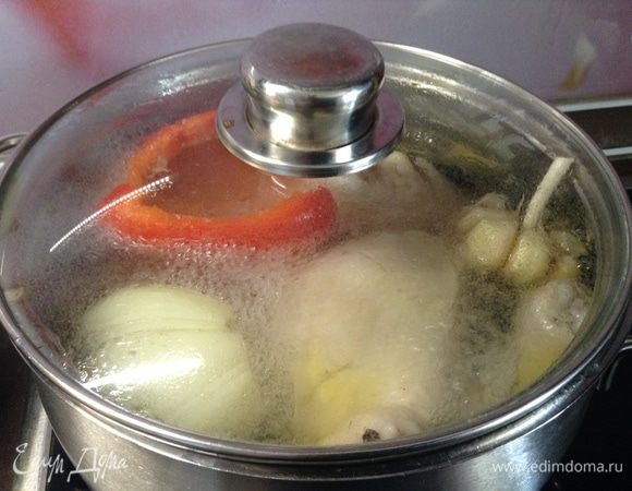 Как закипело — огонь на минимум, чтобы только «бульк, бульк, бульк», пенку сняли тщательно. Добавили соль, перец горошком черный, лаврушку. Часик варим на очень медленном огне — залог прозрачного бульона.
