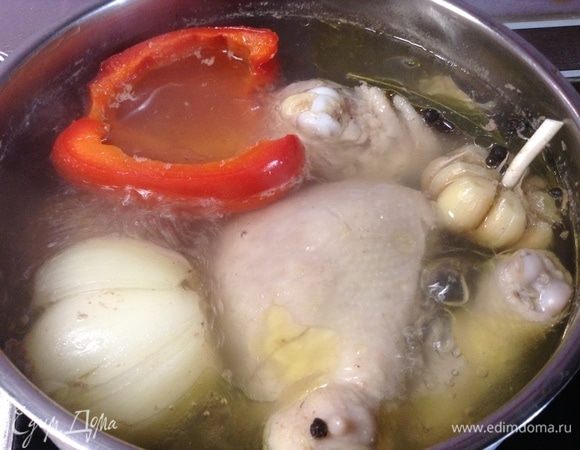 Как готово практически, вынули в тарелку лук, чеснок, перец болгарский, отжали все соки ложкой — и в кастрюльку (соки), овощи — забыли про них:)