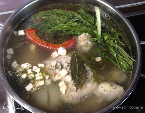 На сильный огонь, и как только закипело, бросили укроп и корень сельдерея вяленый (припасен же?) и сразу же выключили. Крышкой закрыли.