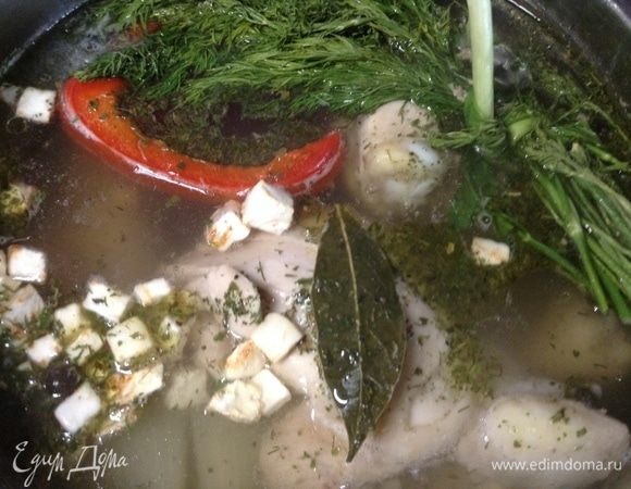 В общем-то и все:) Настоится — и по тарелкам. Перчиком черным свежим протертым чуть, хлебушек домашний... Пусть за окном все никак весна не придет. Конкретно тут, за бульончиком, — хорошо!