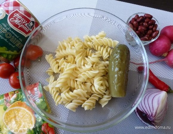 Подготовить продукты для салата. Макароны у меня остались с ужина. А в холодильнике нашлись редиска, помидоры, маринованный огурчик, фасоль и консервированный горошек ТМ «Фрау Марта».