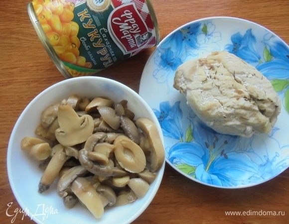 Куриное филе отварить до готовности в подсоленной воде. Подготовить остальные ингредиенты.