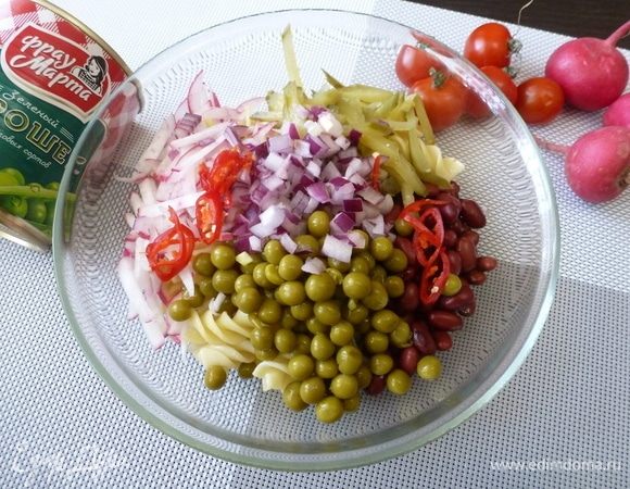 Мелко рубим лук и чили. Кладем горошек и фасоль. Помидоры режем четвертинками.