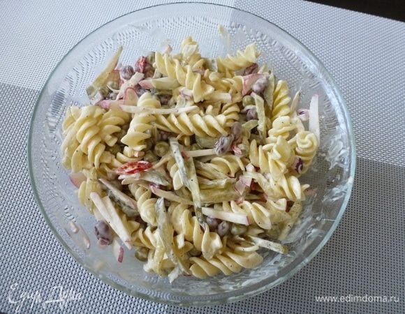 Заправляем салат майонезом. По вкусу посолить.