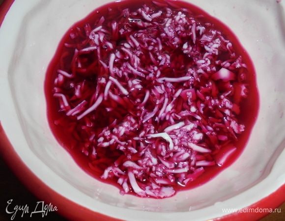Натертые белки разделить на 2 части. Одну часть нам надо покрасить в сиреневый цвет. Для этого натереть свеклу на мелкой терке, залить натертую свеклу кипятком, дать остыть и процедить свекольный отвар. В свекольный отвар выложить половину натертых белков и оставить на 15–20 минут до подкрашивания белков в сиреневый цвет. Откинуть натертые белки в дуршлаг и дать полностью стечь свекольному отвару.