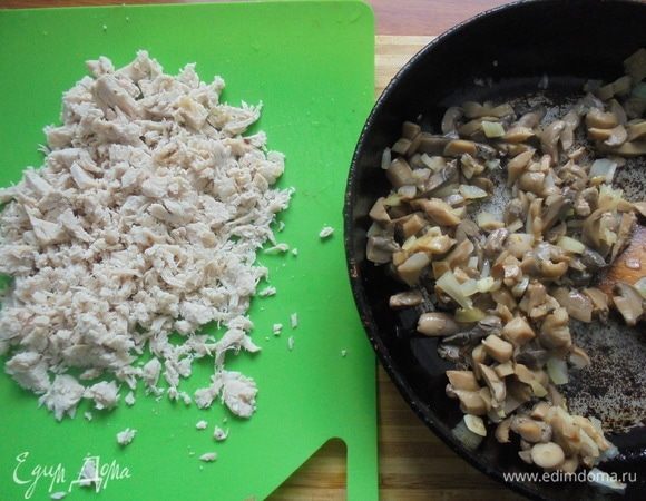 Лук репчатый очистить и мелко нарезать, шампиньоны нарезать мелко. На растительном масле обжарить лук с шампиньонами, посолить по вкусу. Куриное филе мелко нарезать.