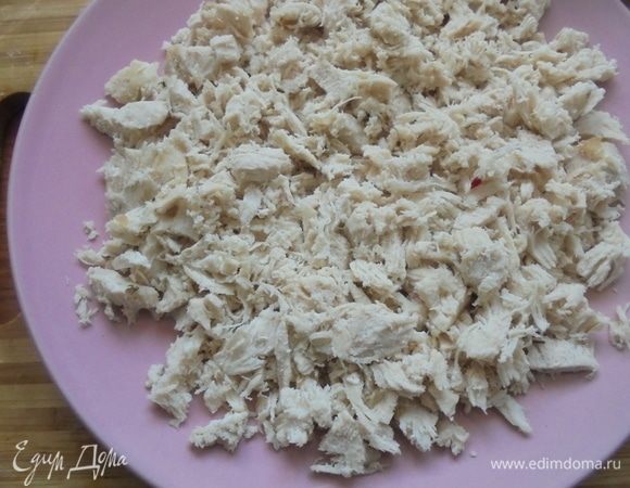 Салат выложить слоями в следующей последовательности: куриное филе, слой майонеза.