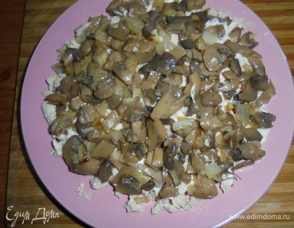 Слой лука с грибами, смазать небольшим количеством майонеза.