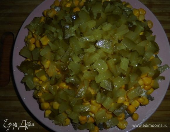 Затем выложить нарезанные огурцы, смазать майонезом.