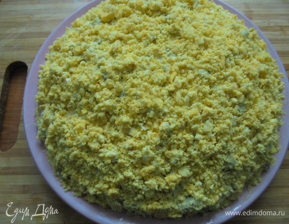 Салат сверху покрыть измельченными желтками.