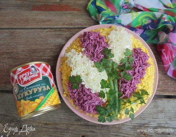 Сформируйте из сиреневых и белых белков «ветки сирени», стебли сделайте из зеленого лука, веточки и листочки оформите зеленью петрушки. Приятного аппетита!