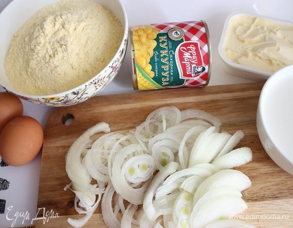 Лук почистить, нарезать тонкими полукольцами. Здесь 2 небольшие луковицы.