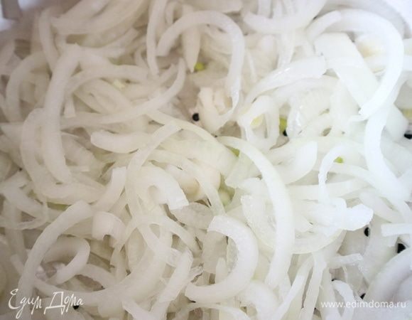 Откинуть на дуршлаг, чтобы стекла вода, а лук немного обсох.