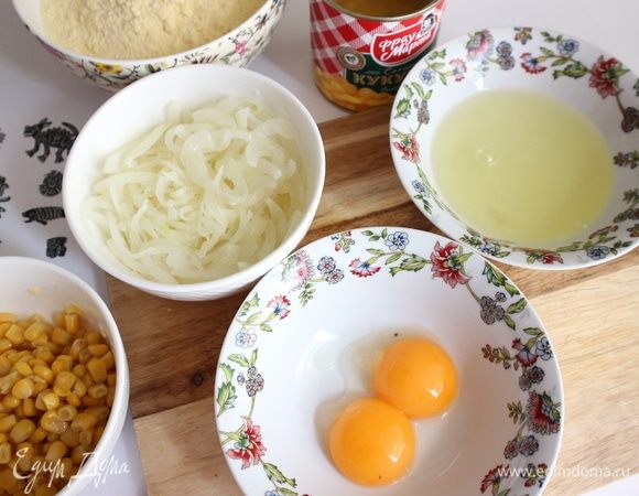 Отделить белки от желтков, в лук добавить 10 граммов сливочного масла, перемешать лук с маслом. Отмерить 100 граммов консервированной кукурузы ТМ «Фрау Марта», поместить на сито, дать стечь жидкости в отдельную емкость. Жидкость не выливать.