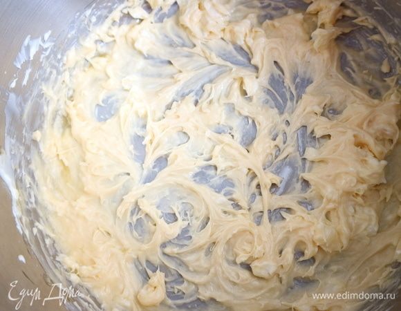 Духовку разогреть до 180°C. Смешать миксером желтки и сливочное масло.